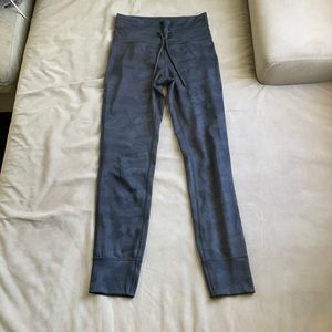 Vuori Daily Legging Black Camo size XS